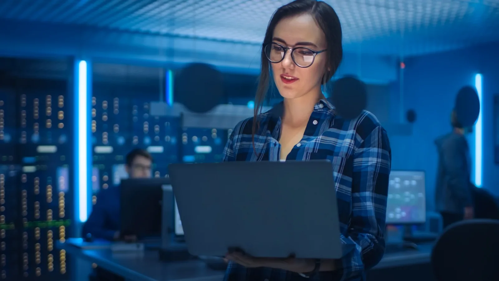 Nationwide IT services deployment team coordinating staging, installation, validation, and closeout